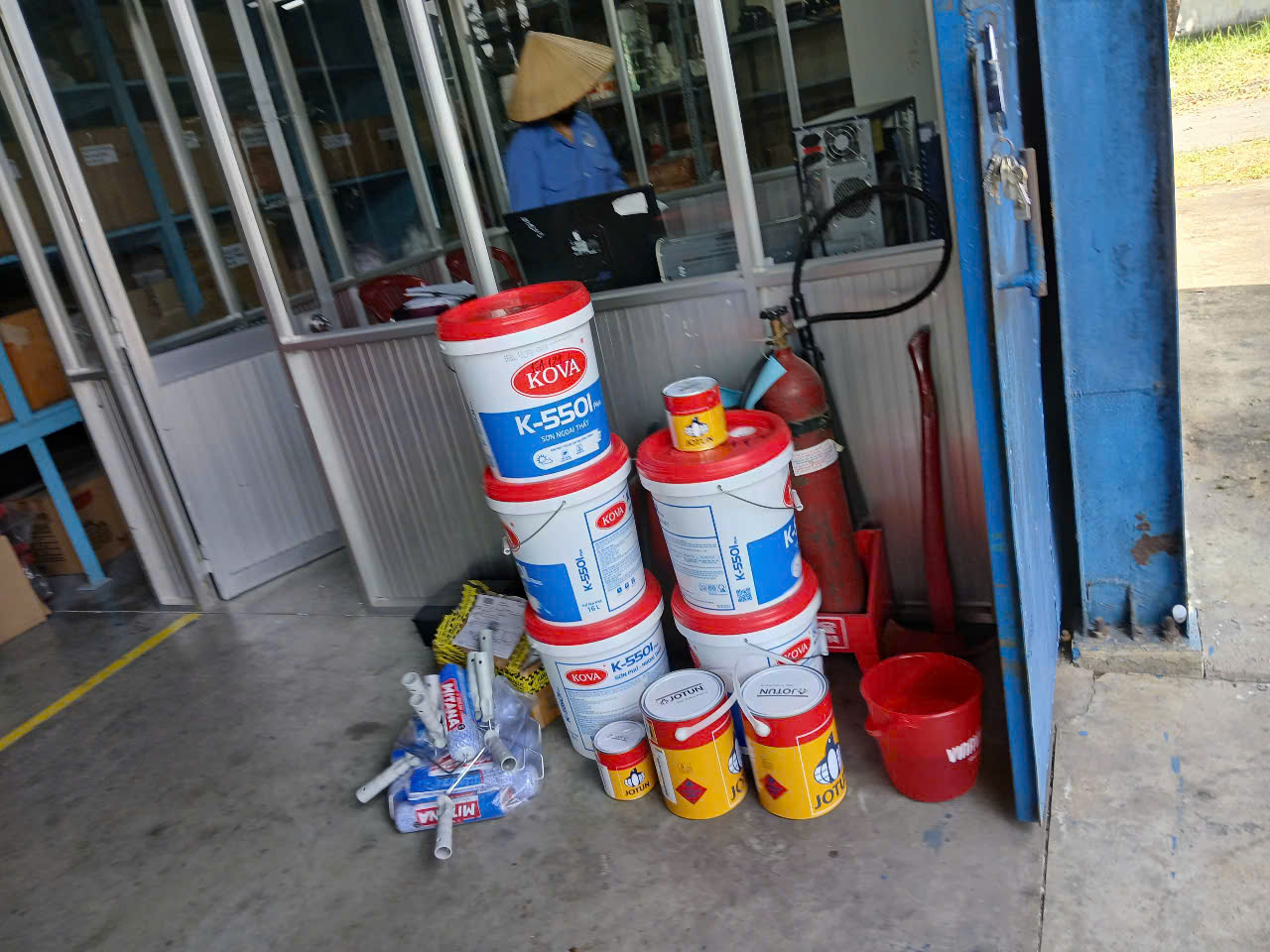 Có thể tự sơn nhà không? Nên thuê thợ hay tự làm Có thể tự sơn nhà không? Nên thuê thợ hay tự làm