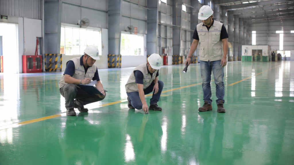 Đội ngũ kỹ thuật chuyên nghiệp – yếu tố then chốt trong dịch vụ sơn sàn nhà xưởng chống trơn trượt