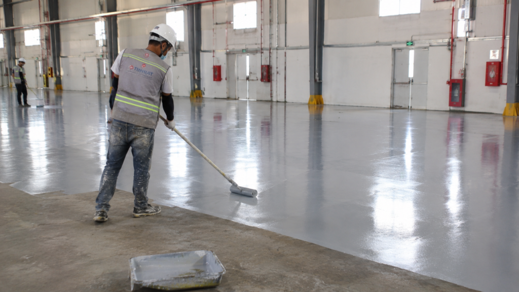 Quy trình thi công sơn epoxy sàn nhà xưởng đòi hỏi kỹ thuật cao và dụng cụ chuyên nghiệp